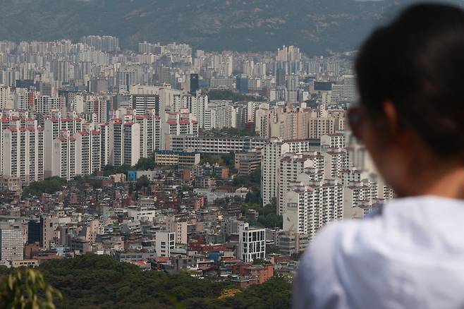 서울 남산에서 바라본 시내 아파트 단지. [연합]