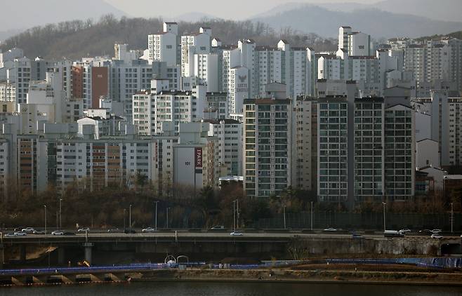 서울 마포구 하늘공원 인근에서 바라본 아파트 단지의 모습. [연합]