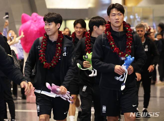 [도하(카타르)=뉴시스] 김근수 기자 = 손흥민과 김영권 등 대한민국 축구 국가대표팀이 10일(현지시각) 카타르 도하 하마드 국제공항 입국장으로 들어오고 있다. 위르겐 클린스만 감독이 이끄는 대표팀은 오는 15일 E조 조별리그 첫 경기인 바레인전을 시작으로 20일 요르단, 25일 말레이시아와 경기를 치른다. 2024.01.11. ks@newsis.com