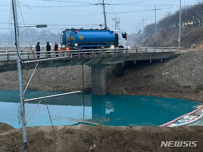 [평택=뉴시스] 화재 처리수 및 오염수 유입으로 오염된 평택시 청북읍 한산리 소재 국가하천 모습. 하천수가 짙은 푸른색으로 변해 있다. (사진 = 평택시 제공)