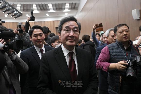 이낙연 전 더불어민주당 대표가 11일 국회에서 기자회견을 열고 탈당 및 신당 창당을 선언한 뒤 회견장을 나서고 있다. 2024.1.11 홍윤기 기자