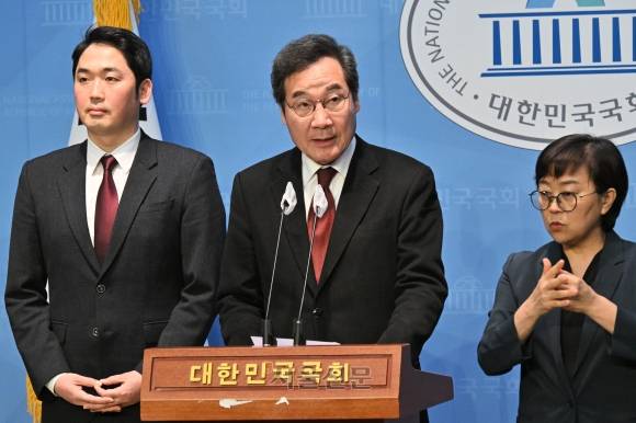 이낙연 전 더불어민주당 대표가 11일 서울 여의도 국회 소통관에서 기자회견을 갖고 더불어민주당 탈당 선언 및 신당 창당 계획을 발표하고 있다.  홍윤기 기자