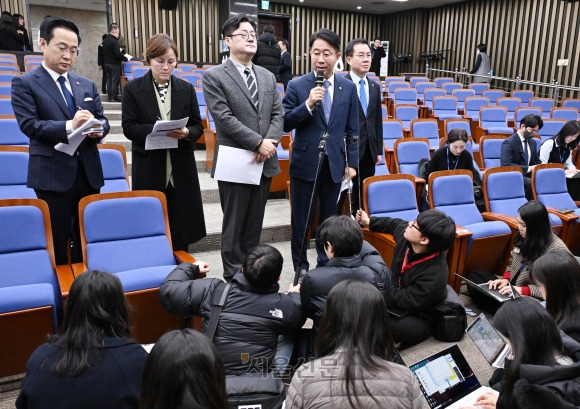 더불어민주당 조정식 사무총장이 3일 오전 국회에서 비공개 비상의원총회를 마치며 당 대표 피습과 관련해  기자들에게 브리핑을 하고있다. 2024.1.3안주영 전문기자