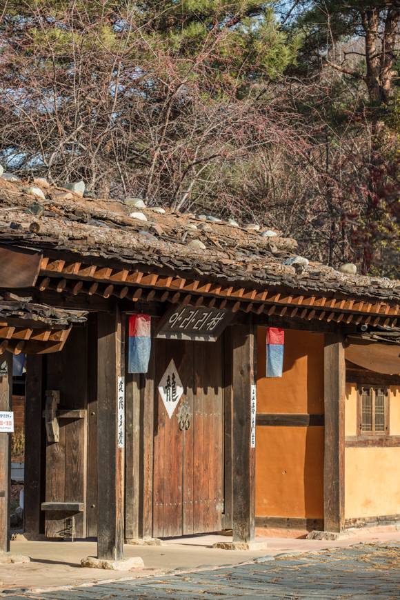 정선의 옛 주거 문화를 재현한 아라리촌은 조양강을 바로 앞에 둔 민속촌이다. 굴피집, 너와집 등 전통 가옥 여섯 채뿐 아니라 연자방아, 서낭당, 방앗간 등도 볼 수 있다. ⓒKTX매거진 신규철