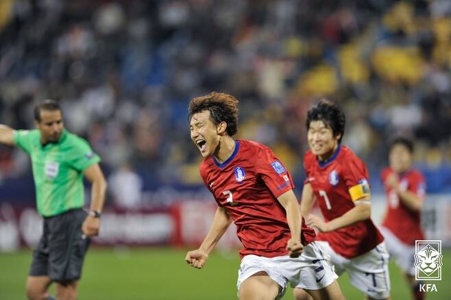 ▲ 한국은 2011 카타르 아시안컵에서는 3위를 기록했다. 일본과의 4강전에서 황재원의 연장 종료 직전 극장골로 비긴 뒤 승부차기로 갔지만 패했다(사진 위). 2019 UAE 아시안컵에서는 8강에서 카타르에 패하며 결승에 가지 못했다(나머지 사진). ⓒ대한축구협회
