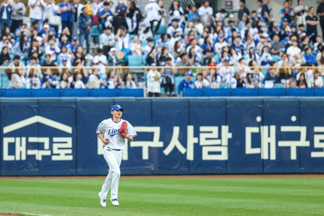 시구를 하기 위해 불펜에서 등장하고 있는 육선엽. /사진=삼성 라이온즈