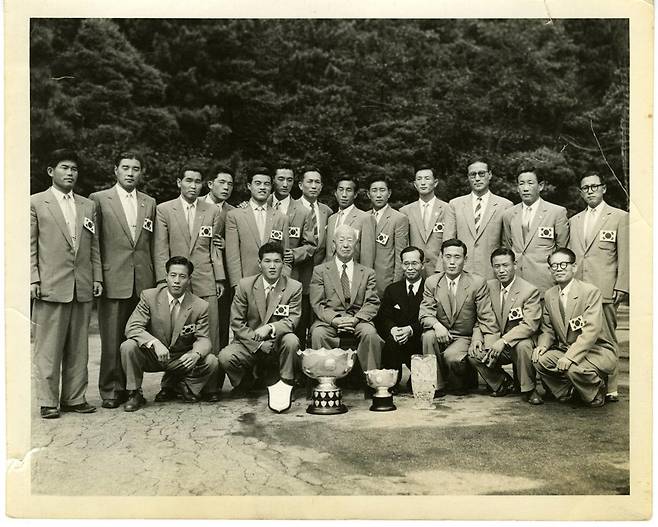 1956년 아시안컵 우승 후 경무대 방문한 선수단 (서울=연합뉴스) 아시아축구연맹(AFC) 국가 중 최다인 9회 연속을 포함해 총 10차례 월드컵 본선에 진출한 한국 축구가 아시안컵에서는 우승과 인연이 많지 않았다. 한국은 지금까지 아시안컵에서 1, 2회 대회 때 두 번 연속 정상에 올랐을 뿐 이후 1960년 대회 우승 이후 58년 동안 정상 탈환에 번번이 실패했다. 사진은 1956년 아시안컵 우승 후 경무대를 방문한 선수단. 가운데는 이승만 전 대통령. 2018.12.27 [대한축구협회 제공] photo@yna.co.kr