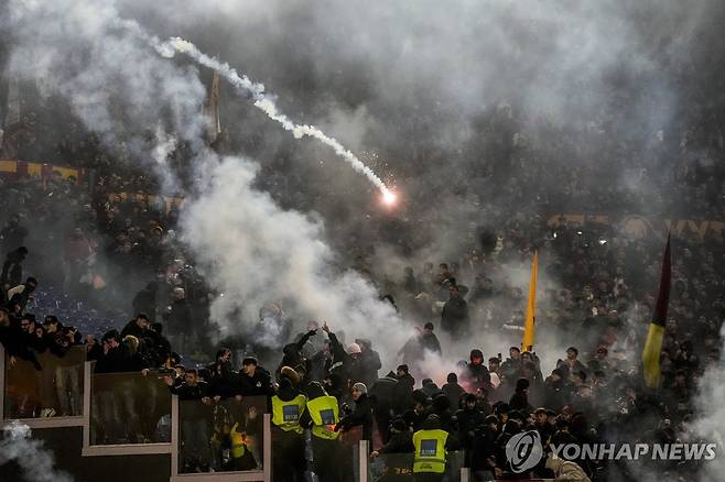 조명탄을 서로 던지며 대립하는 라치오와 로마의 서포터스들 [AP=연합뉴스]