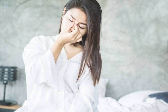 아침에 일어날 때 어지럼증을 자주 느끼면 그 원인을 곰곰 따져봐야 한다. 생활 습관을 바꾸면 큰 효과를 기대할 수 있다. [사진=게티이미지뱅크]