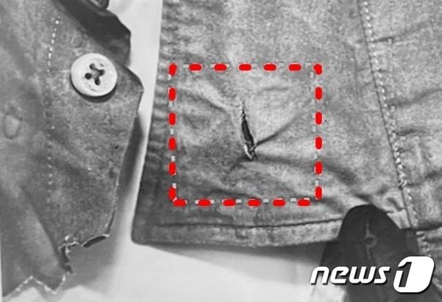 이재명 더불어민주당 대표가 지난 2일 피습 당시 입었던 와이셔츠. 옷깃에 흉기가 관통한 흔적. (사진=부산경찰청 제공) ⓒ 뉴스1