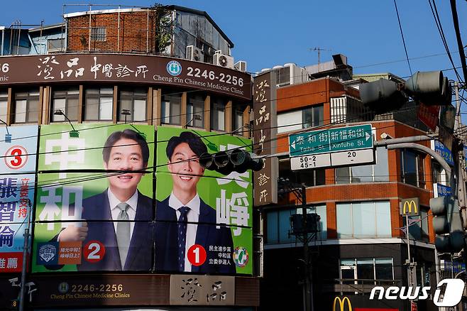 12일(현지시간) 대만 타이베이 시내에 대만 집권 민진당 소속 라이칭더 총통 후보(왼쪽)의 선거 포스터가 걸려있다. 2024.01.12 ⓒ 로이터=뉴스1 ⓒ News1 정지윤 기자