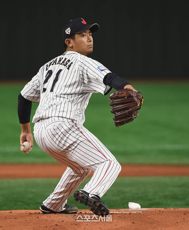 일본 이마나가 쇼타가 일본 도쿄돔에서 열린 2019 세계야구소프트볼연맹(WBSC) 프리미어12 슈퍼라운드 멕시코전에 선발 등판해 역투하고 있다. 사진 | 스포츠서울DB