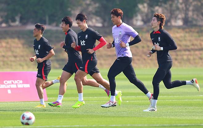 축구대표팀이 카타르 도하 알에글라 훈련장에서 훈련을 하며 그라운드를 달리고 있다. 도하(카타르)|연합뉴스