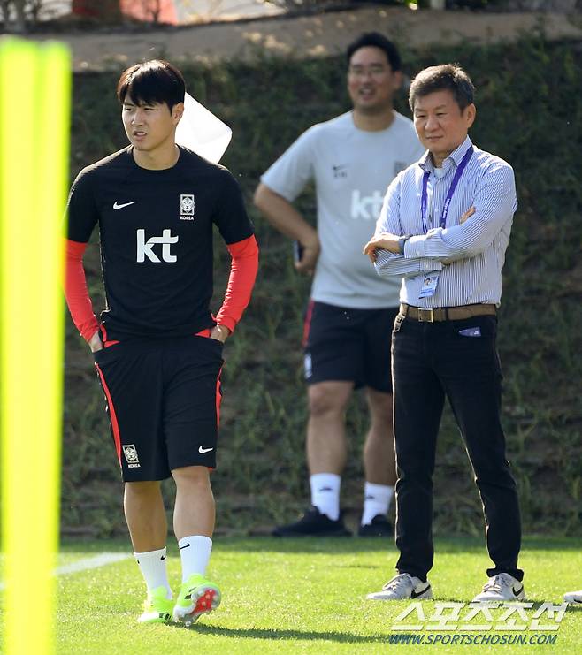 대한민국 축구대표팀이 12일(현지시간) 오전 카타르 도하 알 아글라  훈련장에서 훈련을 진행했다. 이강인의 훈련을 정몽규 대한축구협회 회장이 지켜보고 있다. 도하(카타르)=박재만 기자 pjm@sportschosun.com/2023.01.12/