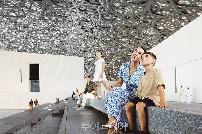 언더 루브르 아부다비 돔 오프 라이트 (Under Louvre Abu Dhabi Dome of Light)