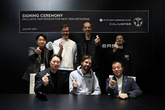 (아래 왼쪽부터) 김동규 칼리버스 대표, 미셸 비어스 투머로우랜드 창립자, 고두영 롯데정보통신 대표 (위 왼쪽부터) 이원종 롯데정보통신 스마트리테일부문장, 마르텐 벨데만 투머로우랜드 3D 콘텐츠&스테이지디자인 부문장, 브루노 반웰세네어스 투머로우랜드 대표, 필립 벤 모하메드 투머로우랜드 메타버스 부문장.  (사진=롯데정보통신)