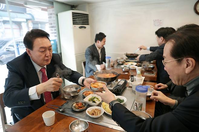 윤석열 당시 대통령 당선인이 2022년 3월 16일 서울 종로구 통의동 집무실 인근 음식점에서 인수위 지도부와 함께 점심식사로 김치찌개를 먹고 있다. /뉴스1