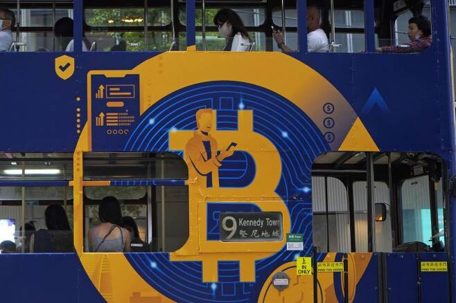 홍콩 한 트램에 비트코인 광고가 게시된 모습. 뉴시스 제공