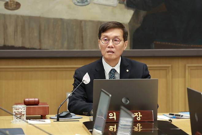 이창용 한국은행 총재가 11일 오전 서울 중구 한국은행에서 열린 금융통화위원회 본회의에서 회의를 주재하고 있다. 한국은행 제공