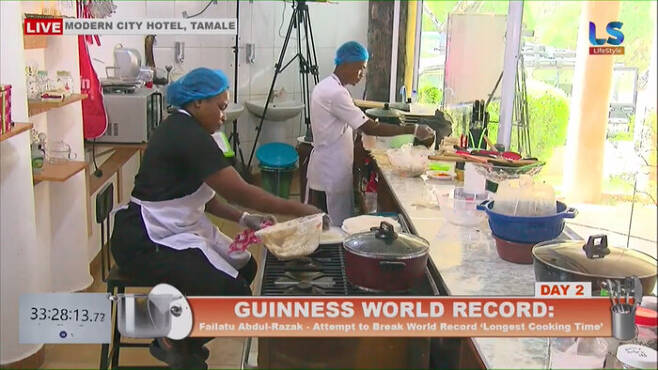 가나의 요리사 파일라투 압둘 라자크가 지난 2일(현지시각) 타말레의 한 호텔에서 세계 최장 요리 기록에 도전하고 있다. 지비시 영상 갈무리