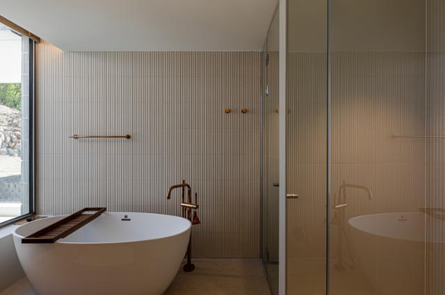 호텔 욕실을 떠올리게 하는 김민지씨 부부의 욕실. 베이지 톤 타일과 원목으로 마감해 아늑한 분위기를 냈다. texture on texture 제공