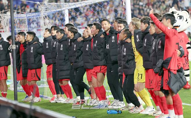 위르겐 클린스만 감독이 이끄는 대한민국 축구대표팀이 17일 오후 수원월드컵경기장에서 베트남 대표팀과 평가전을 펼쳤다. 대표팀이 6-0으로 승리했다. 경기종료후 선수들이 승리를 기뻐하고있다. 수원=정시종 기자 capa@edaily.co.kr /2023.10.17.