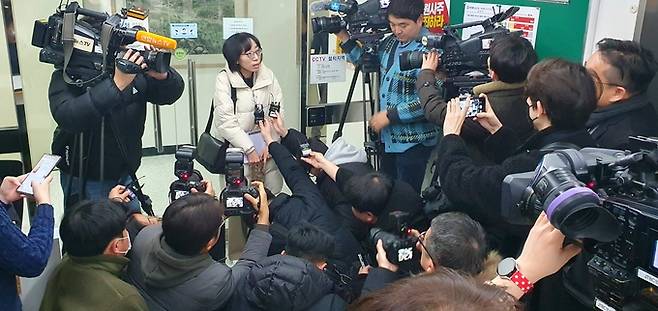 12일 서울시 양천구 방송통신심의위원회에서 야권 김유진 위원이 회의 참석 전 기자들의 질문에 답하고 있다. 김 위원은 '회의 전 방청 자체를 불허한 것에 납득이 되지 않는다'고 말했다. 박성동 기자