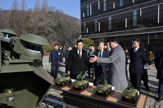 신원식 국방부장관이 12일 국방과학연구소(ADD)를 방문해 인공지능(AI) 기반 유무인복합체계 개발현황을 보고 받고 있다.국방부 제공