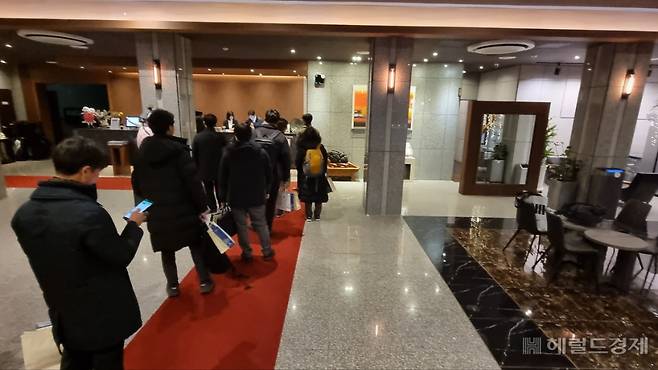 대마산단, 빛그린산단 등 지역을 찾는 비즈니스맨들이 이 호텔에서 단체로 숙박하는 모습이다.