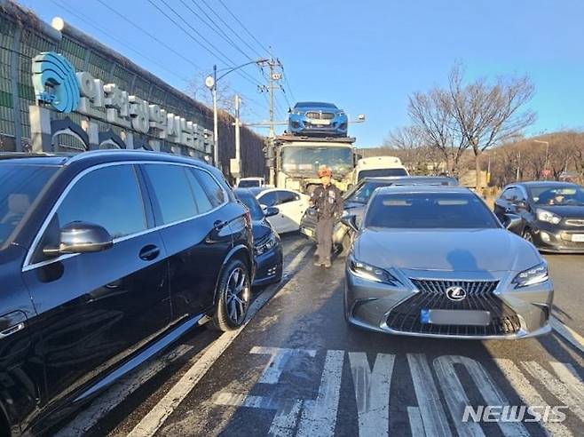 [인천=뉴시스] 이루비 기자 = 12일 오후 인천 남동구 장수동 수현삼거리에서 차량 운반 화물차가 신호 대기 중이던 차량을 들이받으면서 다중 추돌 사고가 발생했다. (사진=독자 제공) 2024.01.12. photo@newsis.com