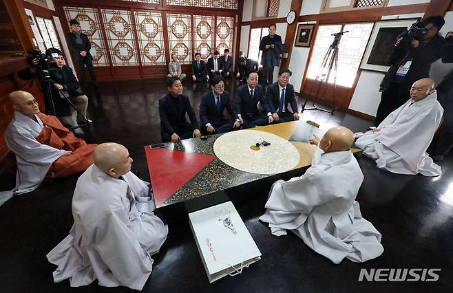 [양산=뉴시스]차용현 기자= 더불어민주당 홍익표 원내대표가 12일 오전 경남 양산시 통도사를 방문해 대한불교조계종 종정예하 성파대종사를 예방하고 있다.(공동취재) 2024.01.12.photo@newsis.com