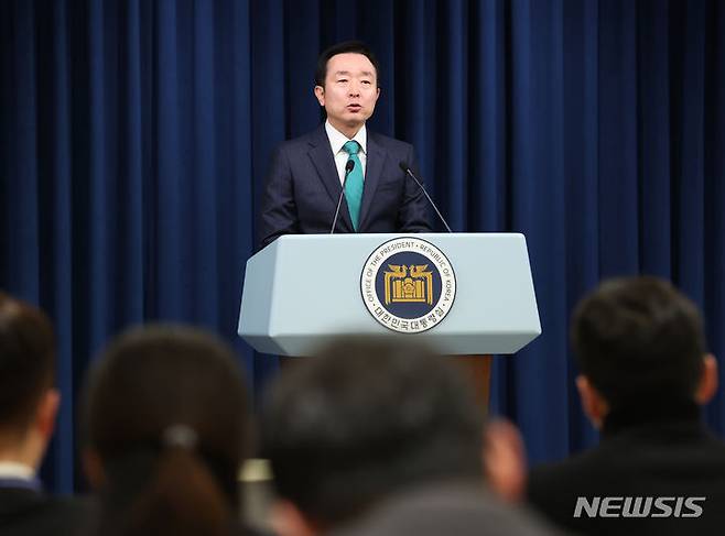 [서울=뉴시스] 조수정 기자 = 이도운 홍보수석이 12일 서울 용산 대통령실 청사에서 윤석열 대통령의 '바이든·날리면' 논란 법원의 1심 외교부 승소 판결 브리핑을 하고 있다. 2024.01.12. chocrystal@newsis.com