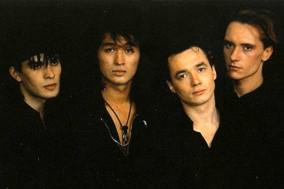 그룹 키노의 음악은 록 음악 본연의 저항정신 뿐 아니라 당시 시대정신이었던 자유와 반전을 담아냈다. 왼쪽부터 유리 카스파랸(리드 기타), 빅토르 최(보컬/기타), 이고르 티호미로프(베이스), 게오르기 구리야노프(드럼). 사진: Bandcamp.