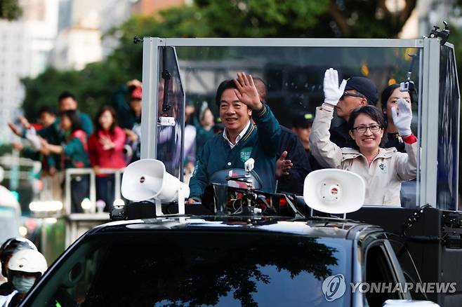 (로이터=연합뉴스) 12일 대만 집권 민진당 라이칭더 총통-샤오메이친 부총통 후보가 선거 유세를 펼치는 모습. 2024.1.12