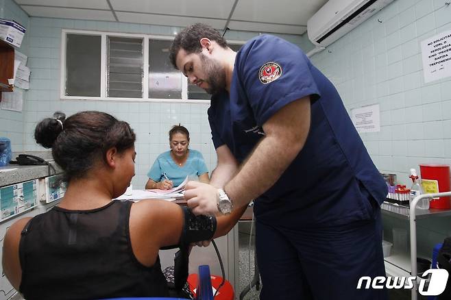 캐나다의 한 병원에서 검사를 받는 여성의 모습. 사진은 기사 내용과 관계 없음. ⓒ AFP=뉴스1 ⓒ News1 김예슬 기자