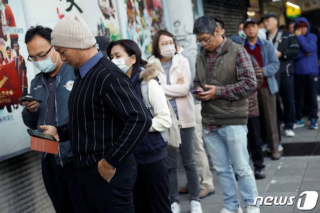 13일 대만 타이베이 시민들이 투표를 위해 투표장 앞에서 장사진을 치고 있다. ⓒ 로이터=뉴스1 ⓒ News1 박형기 기자