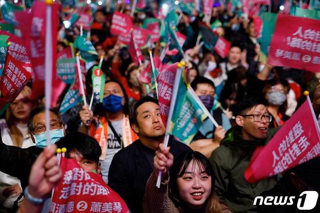 13일 대만 타이베이에 있는 집권 민진당 당사 앞에 라이칭더 총통 후보 지지자들이 모여 선거 결과를 기다리고 있다. 2024.01.13 ⓒ 로이터=뉴스1 ⓒ News1 최종일 기자