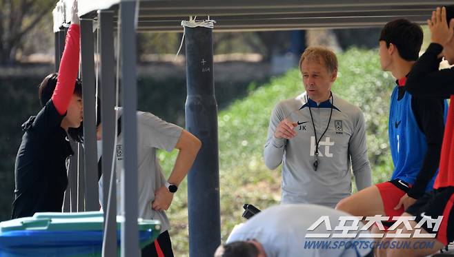 대한민국 축구대표팀이 12일(현지시간) 오전 카타르 도하 알 아글라  훈련장에서 훈련을 진행했다. 클린스만 감독이 이강인과 대화를 나누고 있다. 도하(카타르)=박재만 기자 pjm@sportschosun.com/2023.01.12/