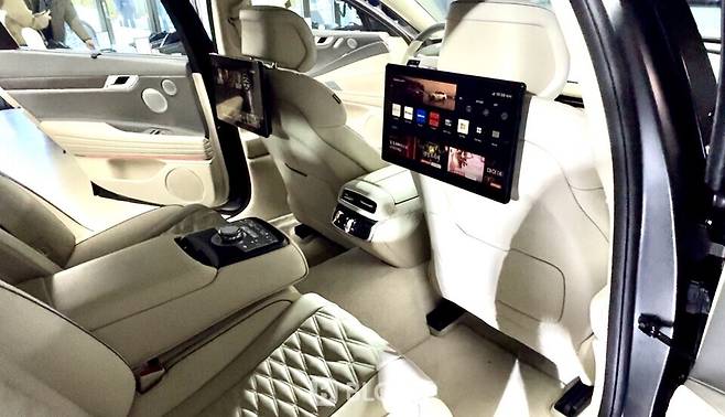 제네시스의 후석 인포테인먼트 시스템은 현대차그룹과 LG전자 등이 개발에 참여했다. (사진=조재환 기자)