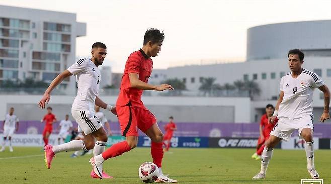 지난 7일 아랍에미리트 아부다비에서 열린 한국과 이라크의 평가전에서 정우영이 드리블을 하고 있다. 축구 중계에는 ‘빌드업’ ‘컷백’ 등 불필요한 전문 용어가 난무한다. /대한축구협회