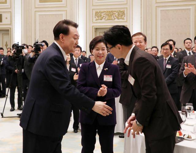 윤석열 대통령이 3일 청와대 영빈관에서 열린 '2024년 신년인사회'에서 한동훈 국민의힘 비상대책위원장과 인사하고 있다. 서재훈 기자