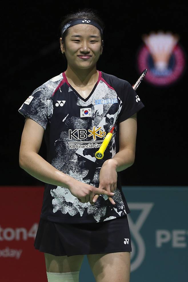 안세영이 13일 말레이시아 쿠알라룸푸르에서 열린 BWF 월드투어 슈퍼 1000 말레이시아 오픈 여자 단식 4강전에서 장이만을 꺾고 결승에 진출한 뒤 세리머니를 하고 있다. EPA=연합뉴스