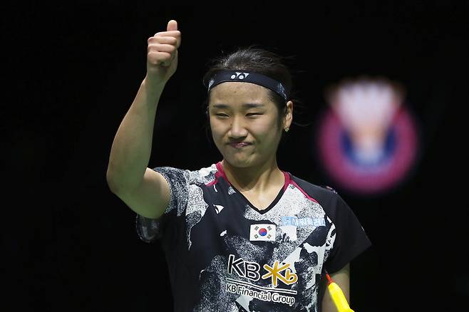 안세영이 13일 말레이시아 쿠알라룸푸르에서 열린 BWF 월드투어 슈퍼 1000 말레이시아 오픈 여자 단식 4강전에서 장이만을 꺾고 결승에 진출한 뒤 기뻐하고 있다. EPA=연합뉴스