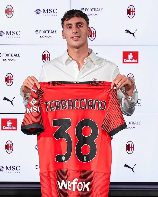 [사진= AC밀란]&nbsp;AC밀란에 입단한 필리포 테라치아노(20)가 토트넘 훗스퍼 소속의 데스티니 우도지(21)와 같은 등번호을 달았다.