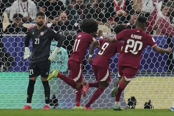 아크람 아피프(11번)의 득점 직후 함께 환호하는 카타르 선수들. AP=연합뉴스