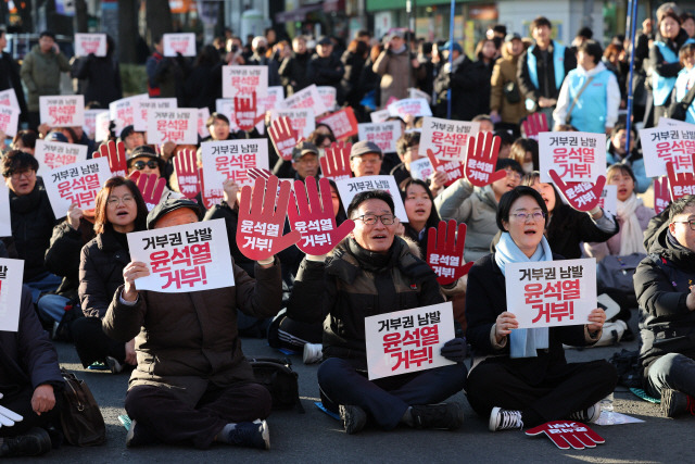 ▲ 거부권을거부하는전국비상행동 관계자들이 13일 오후 서울 종로구 광화문광장 인근에서 ‘거부권 남발, 윤석열 정권 거부한다! 심판대회’를 하고 있다. 연합뉴스