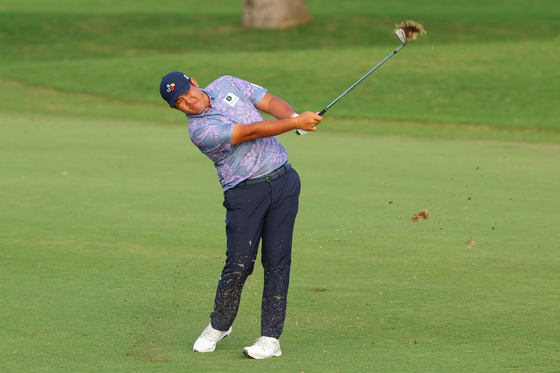 An Byeong-hun plays a shot on the 16th hole during the second round of the Sony Open in Hawaii at Waialae Country Club in Honolulu, Hawaii on Friday. [GETTY IMAGES]