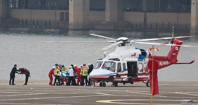 부산 방문 일정 중 흉기에 피습된 이재명 더불어민주당 대표가 지난 2일 서울 용산구 노들섬 헬기장에서 서울대병원으로 이송되고 있다. [자료=연합뉴스]