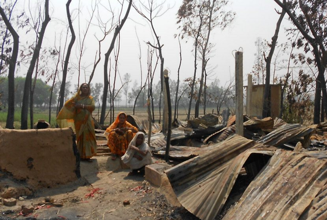 방글라데시 무슬림들에게 공격을 받아 집이 무너진 방글라데시 거주 힌두교인들의 모습. 사진은 소설 내용과는 직접적인 관련 없음. [globalvoices.org]