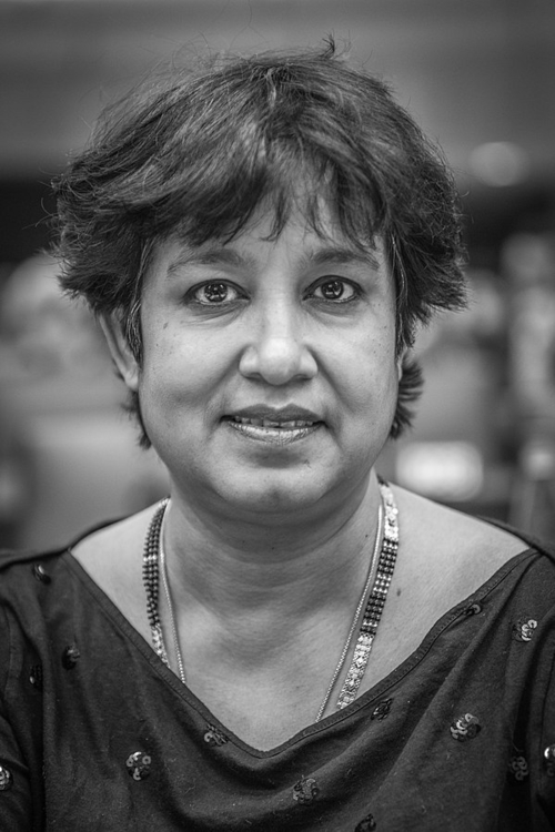 작가 타슬리마 나스린의 2013년 모습. 그녀의 책 ‘LAJJA’는 방글라데시의 심각한 논쟁을 불러왔고 금서 조치가 내려집니다. 그러나 금서 조치는 그녀가 겪어야 했던 장기적인 불행의 아주 짧은 서막에 불과했습니다. [TRUONG-NGOC]